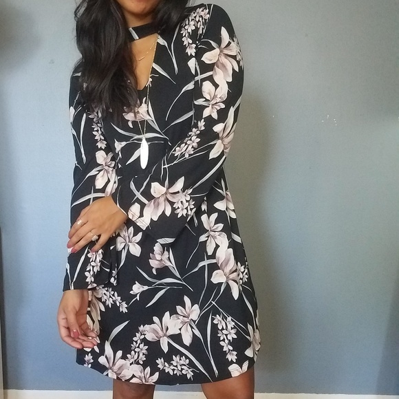 BLACK FLORAL CUTOUT TRAPEZE DRESS - Picture 2 of 8